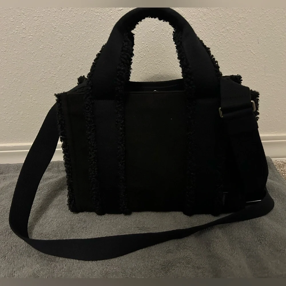 lululemon Boxy Mini Tote Bag 4.5L with Faux Shearling Trims. - Picture 2 of 5
